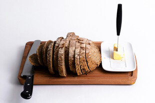 切片面包配黄油与刀具