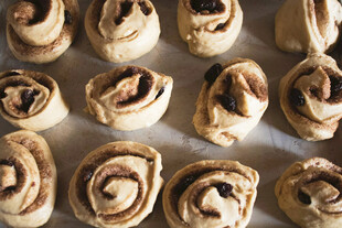 美味肉桂卷整齐排列