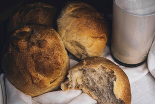 新鲜面包与牛奶的早餐组合