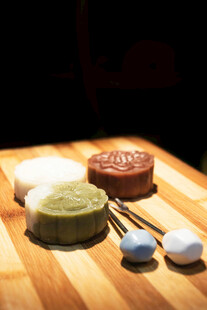 精致中式糕点与茶具展示