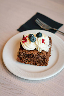 美味水果装饰的精致蛋糕