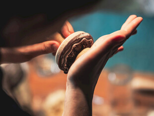 手捧马卡龙的惬意瞬间