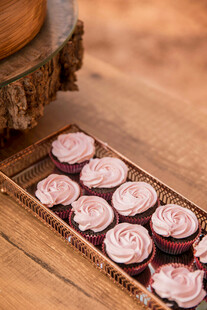 中式糕点摆放在古朴托盘上