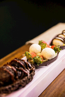 精致摆盘的美味巧克力甜点