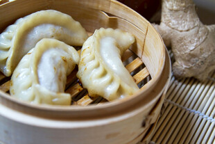 竹制蒸笼里的美味饺子