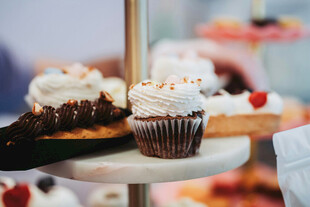 精致美味的多层纸杯蛋糕