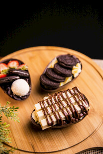 美味多样的精致甜点拼盘