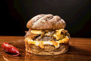 美味牛肉芝士汉堡特写