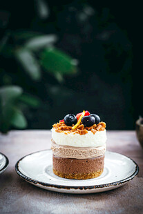 美味多层水果装饰蛋糕