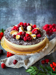 莓果坚果装饰的美味蛋糕