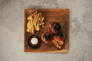 木制托盘上的多样美食