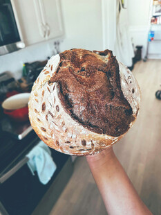 手持美味大牛排
