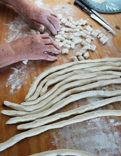 手工制作面条的精彩瞬间