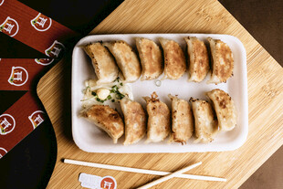 美味鸡肉春卷摆盘展示