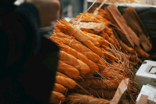 货架上的美味油炸食品
