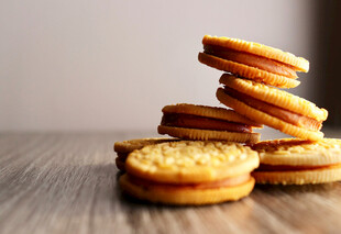 堆叠的美味夹心饼干