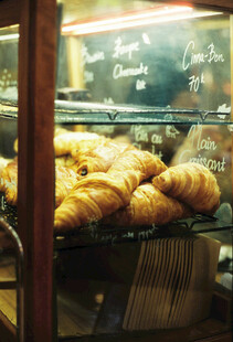 橱窗里的美味牛角面包