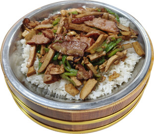 烟熏肉炒香干木桶饭