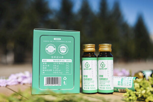 绿色草本饮品与包装盒展示