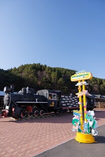 户外彩色设施与黑色车辆