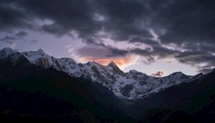 壮丽雪山与黄昏云海景观