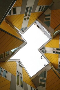 独特建筑内部仰视景观