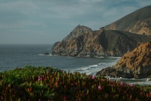 海岸边的壮美山峦与植被