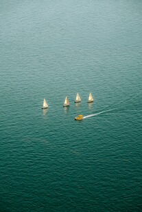 海上帆船航行美景