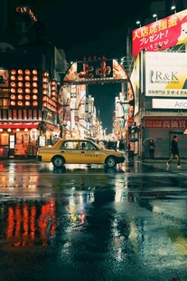 雨夜都市街头的绚烂景象