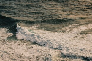 海浪拍打沙滩的瞬间