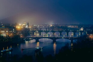 夜幕下的城市河畔美景