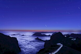 夜空下云海中的嶙峋山石