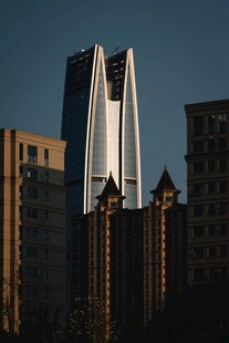 城市中现代与传统建筑相映