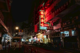 夜香港街头霓虹闪烁