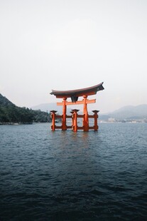 海上鸟居静谧日式风景