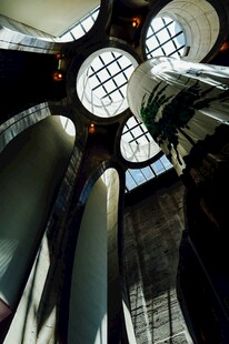 巴塞罗那建筑内部穹顶景观