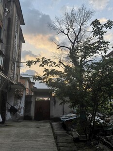 乡村小巷边的黄昏景致