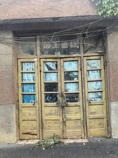 老旧木质玻璃门建筑一角