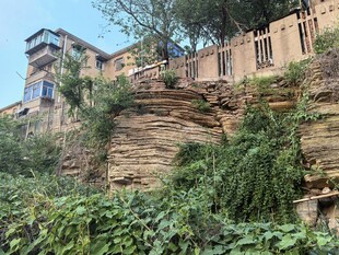 悬崖上的古朴建筑