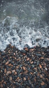 海边碎石与翻涌的浪花