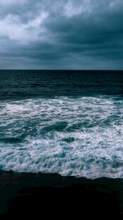 阴沉海面翻涌白浪