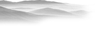水墨山峦云雾缭绕意境美