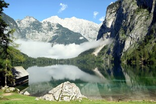 高山湖畔美景