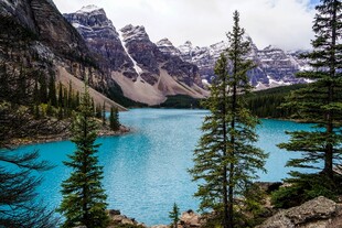 美丽高山湖泊自然景观