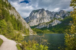 山间湖畔美景