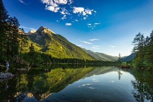 山间静谧湖景风光如画