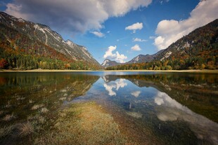 山间静谧湖景风光如画
