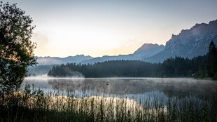 湖畔晨曦中的山水美景