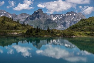 高山湖泊美景倒影如画