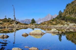 山间静谧湖景石影相映